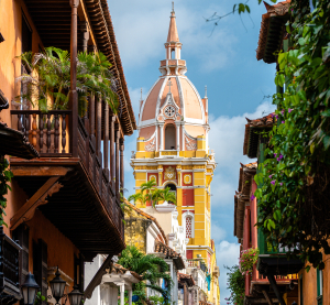 Straße in der Altstadt von Cartagena mit Blick auf die Kathedrale, Kolumbien.