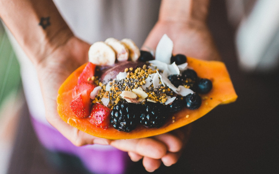 Genusskorb mit Fr&uuml;chte und Beeren