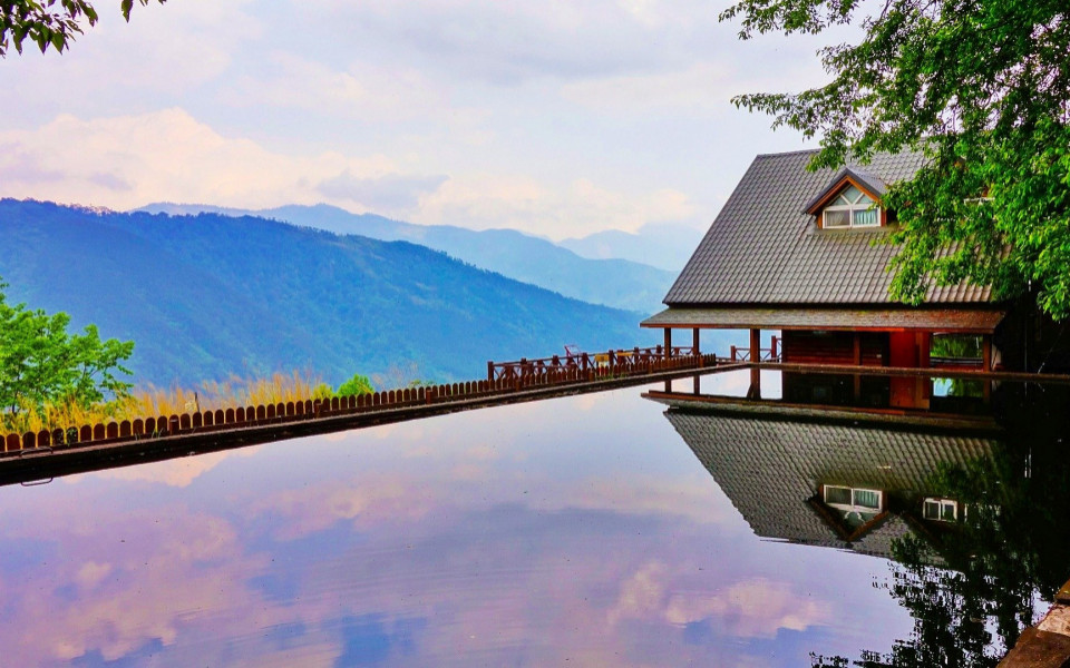 Hotel mit Infinity-Pool