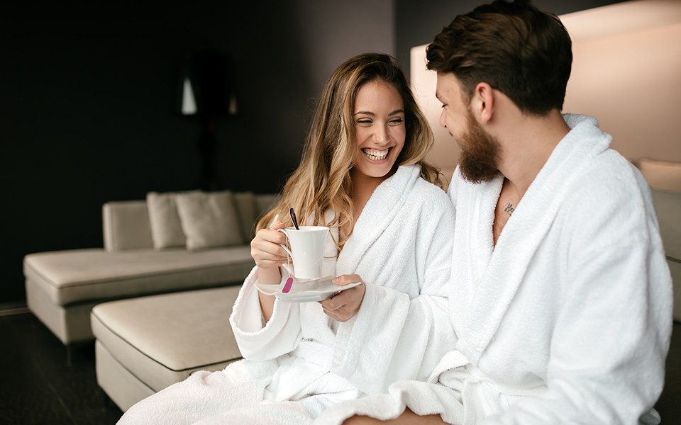 Gl&uuml;ckliches Paar mit Bademantel in Budapest