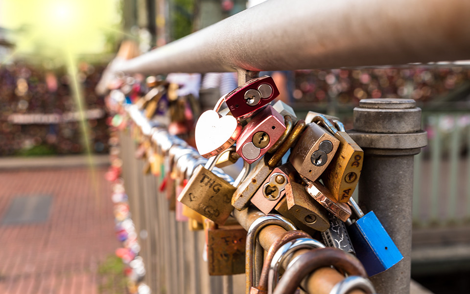 Schl&ouml;sser an Br&uuml;cke in K&ouml;ln