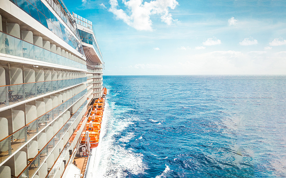 Die perfekte Kabine für eine erste Kreuzfahrt bietet Balkone mit Blick auf das türkisfarbene Meer.