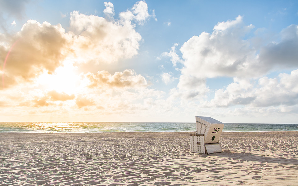 Strandliege vor dem Meer in Föhr