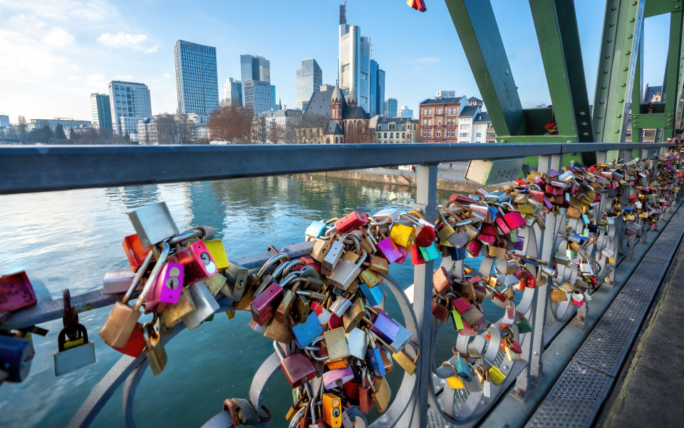 Liebesschlösser am Eisernen Steg am Main und Wolkenkratzer-Skyline - Frankfurt, Deutschland
