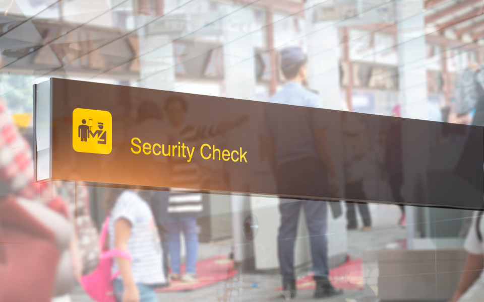 Flughafensicherheitskontrolle an Gates mit Metalldetektor und Scanner