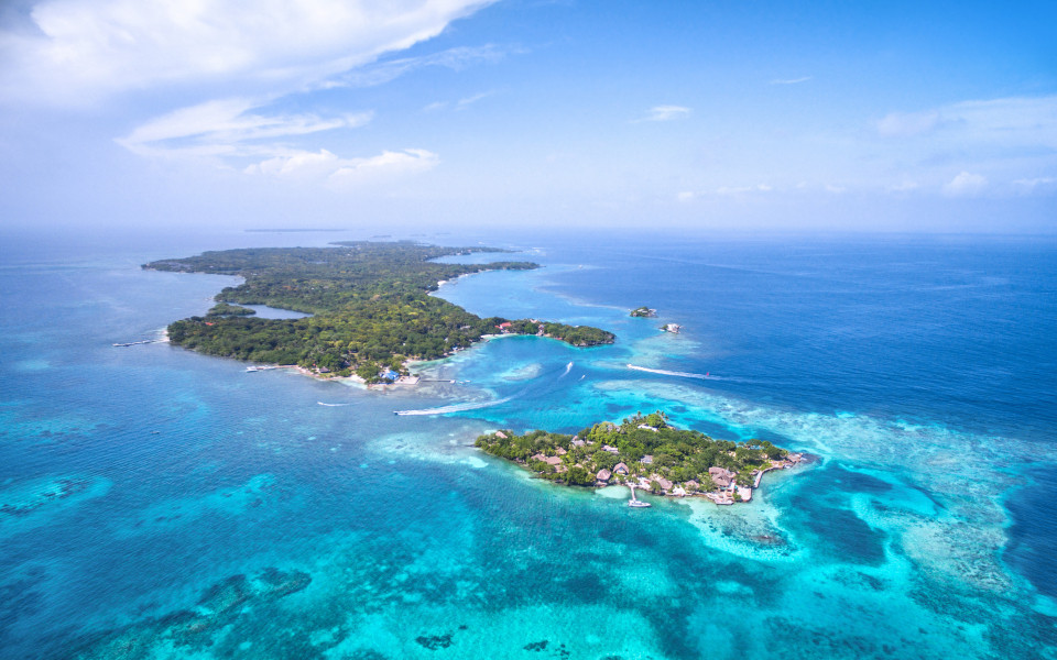 Koralleninselgruppe vor der Karibikk&uuml;ste Kolumbiens mit t&uuml;rkisfarbenem Wasser und dichter Vegetation.