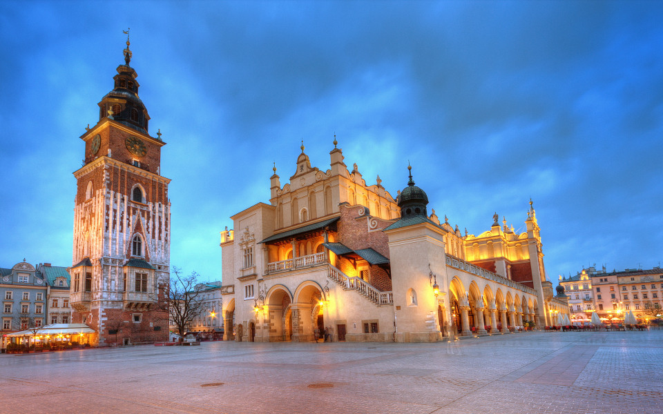 Der Blick auf den Marktplatz von Krakau mit dem historischen Rathausturm und den pr&auml;chtigen Geb&auml;uden im Hintergrund.