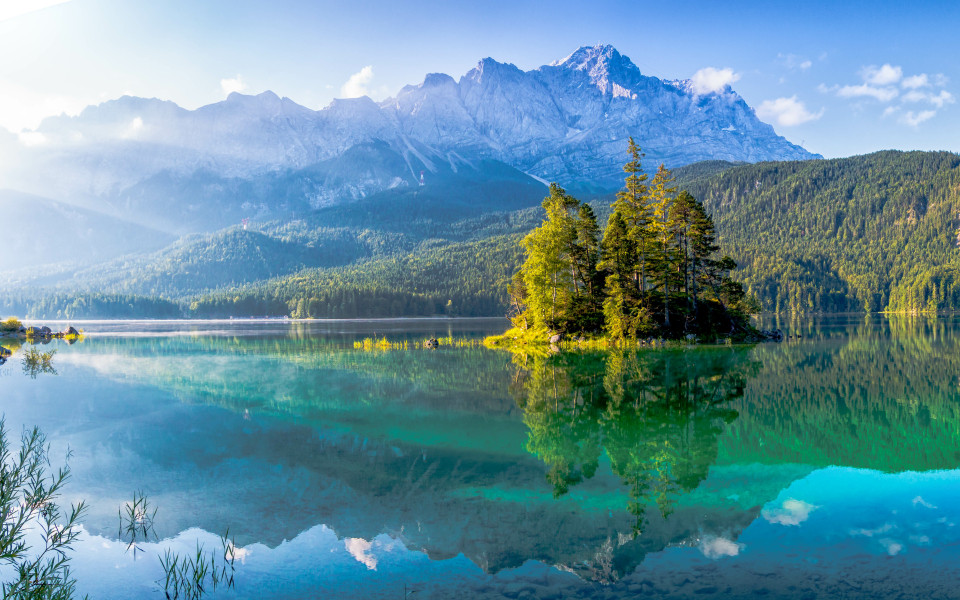 Der Eibsee bei Garmisch-Partenkirchen, ein Naturparadies mit klaren Gew&auml;ssern und dem majest&auml;tischen Wettersteingebirge im Hintergrund.