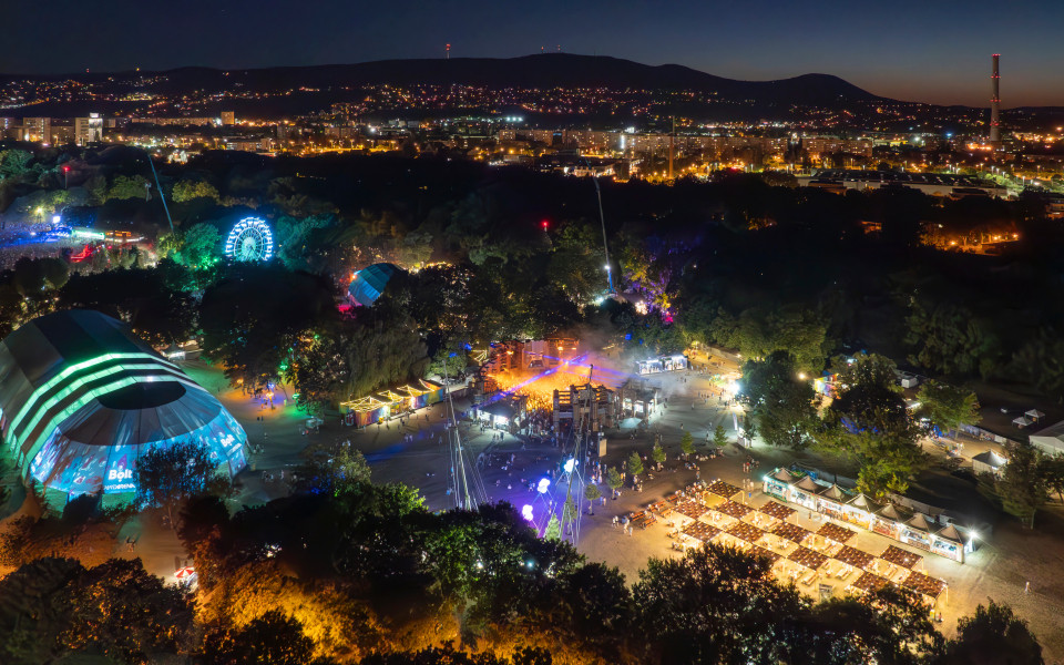 Das Sziget Festival in Budapest bei Nacht mit Riesenrad und gro&szlig;er, beleuchteter B&uuml;hne