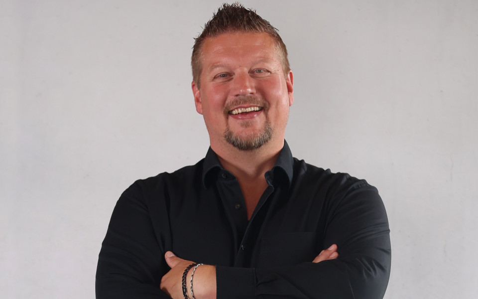 Portraitfoto des Chefredakteurs & Reiseexperten Rainer Gnyp bei meinReiseb&uuml;ro24.com