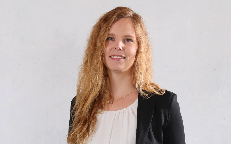 Portraitfoto von Autorin Sabine