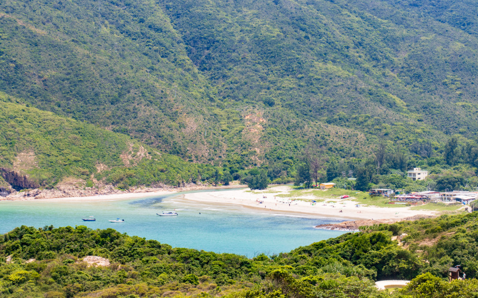 Ein Panoramablick auf den Strand von Tai Long Wan