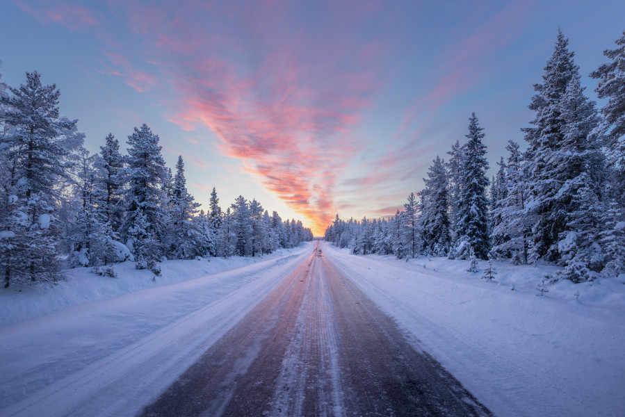 Malerische und winterliche Landschaft in Skandinavien